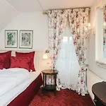 4 Star In Nyaraló